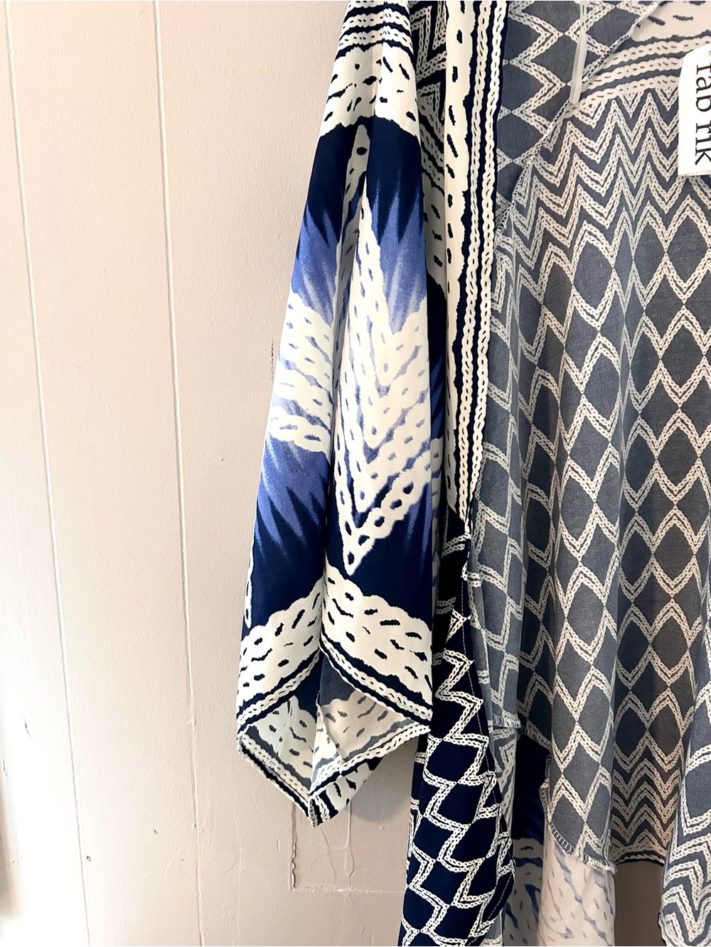fab'rik Blue and White Geometric Open-Front Kimono - Picture 3 of 10